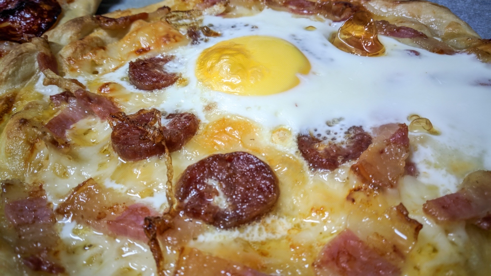 pizza de salchicha y huevo