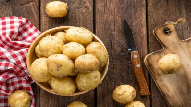 Receta de Patatas a la relevancia con almejas