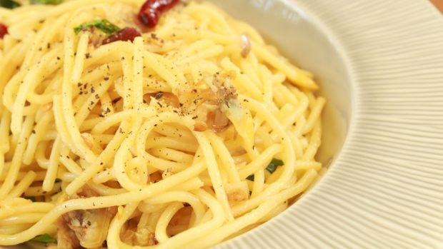 Receta de Espaguetis al ajo y guindilla 6