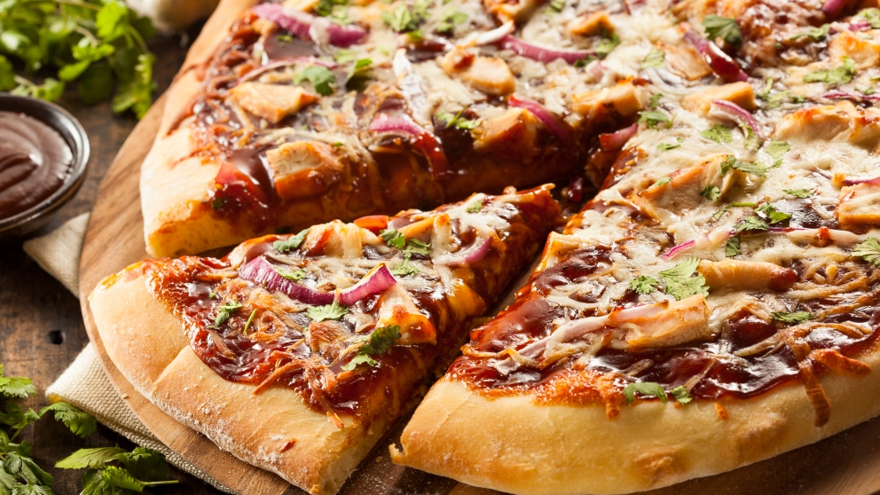 Receta de Pizza de pollo a la brasa, chorizo y guindilla verde 1