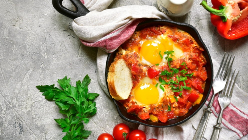 Receta de huevos al plato con pimientos y requesón 4