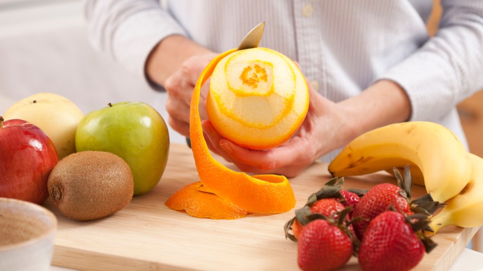 Cómo pelar una naranja solo con cubiertos 4