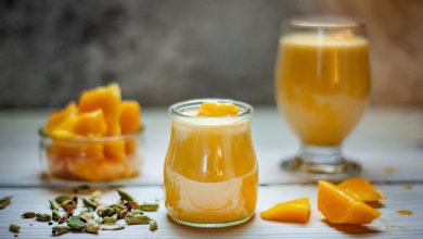 Refrescante batido de mango, fresa y almendras 4