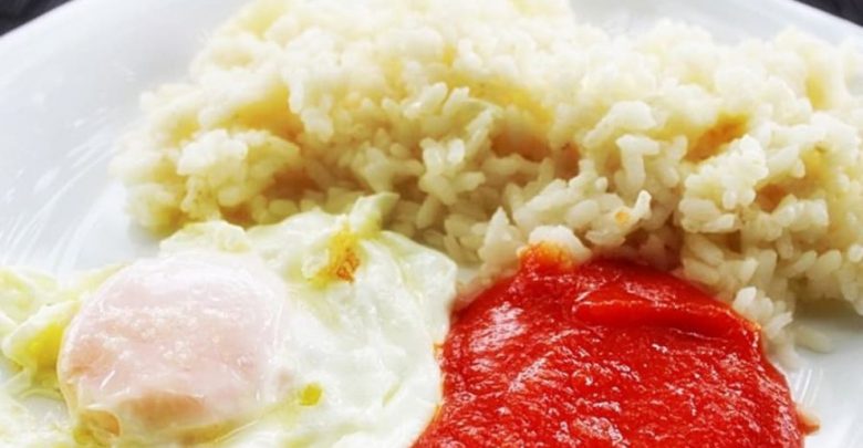 Receta de Huevos al plato con tomate y arroz 1