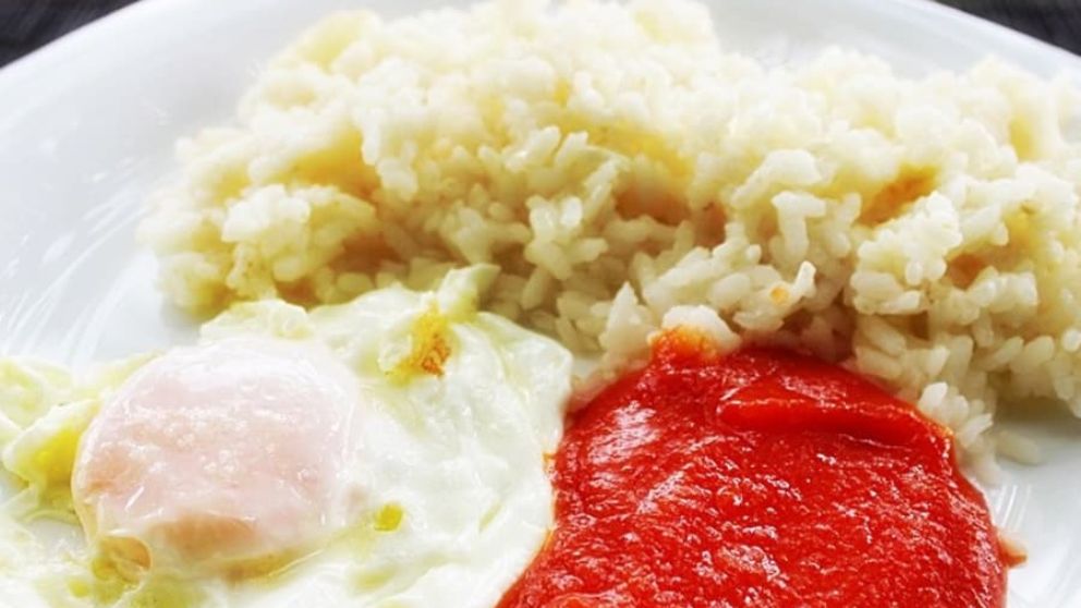 Receta de Huevos al plato con tomate y arroz 4