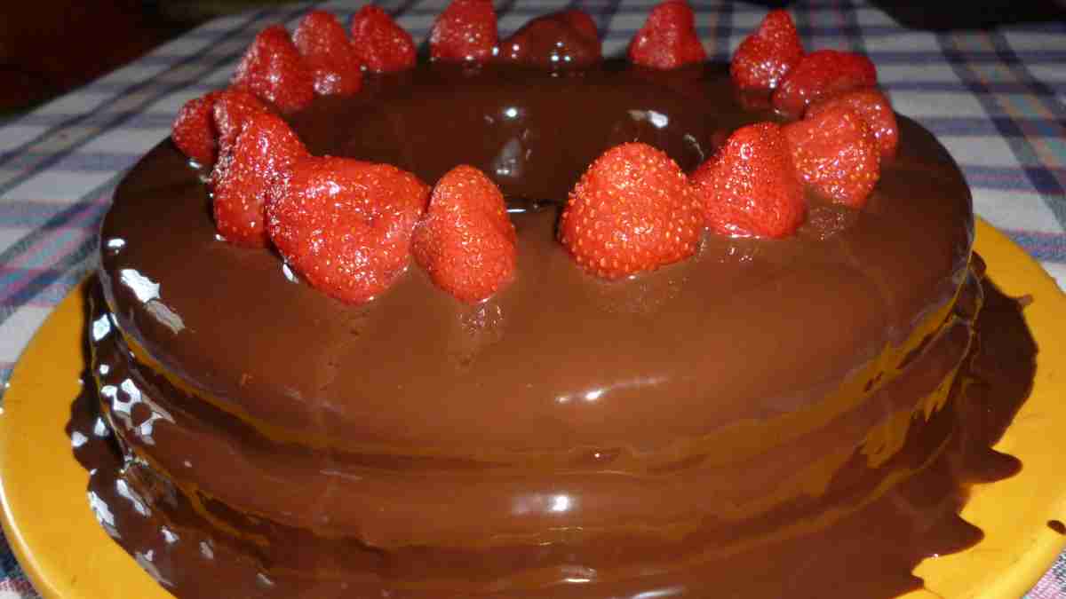 Refrescante tarta de fresas con nata y chocolate 1