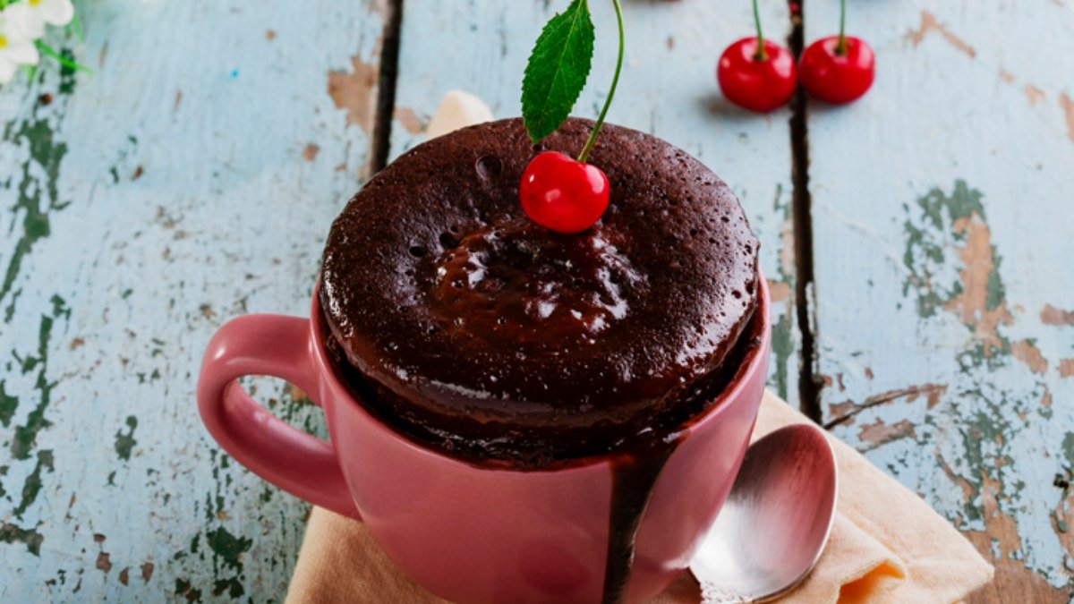 Receta de mug cake de chocolate con mermelada de cerezas 4