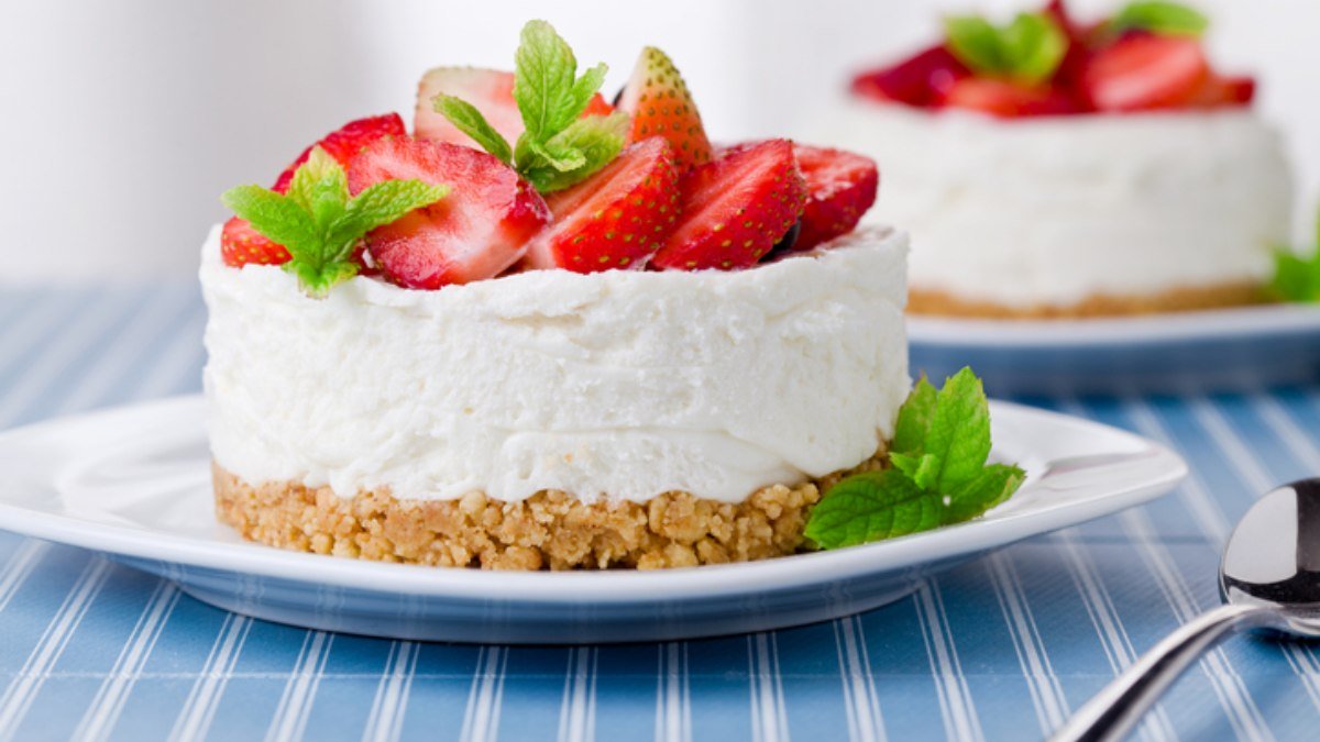 Receta de tarta de galletas con crema de fresas y chocolate blanco 1