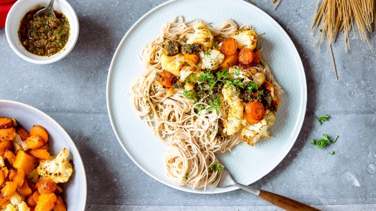 Receta de espaguetis integrales con pesto de zanahoria y verduras 4