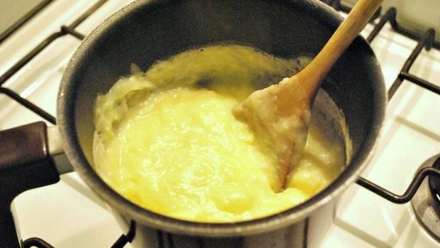 Leonas de hojaldre rellenas de crema casera, una receta de postre tradicional y rápida