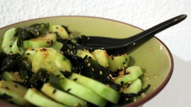 Ensalada de algas con pepino y frutos secos, receta saludable 1