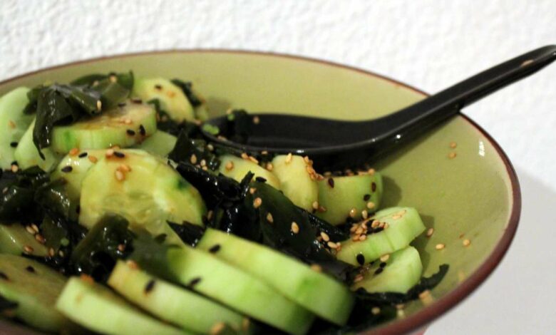 Ensalada de algas con pepino y frutos secos, receta saludable 1