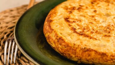 Tortilla de patata, bacalao y ajetes, receta fácil 11