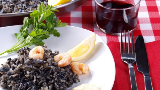 Las 5 recetas de arroz negro de restaurante para cocinar en casa