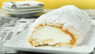 Rollo de merengue con frambuesas y pistachos, receta casera 13