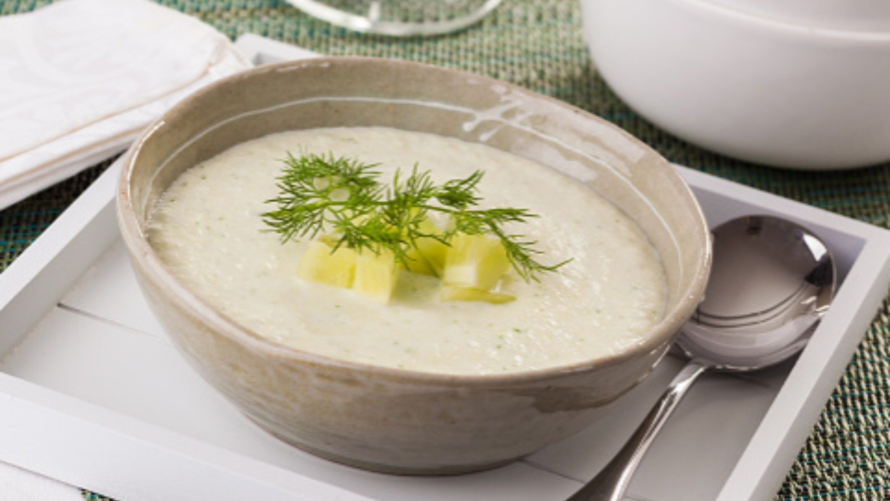 Sopa fría libanesa de pepino y menta, la receta de cuchara más refrescante del verano 4