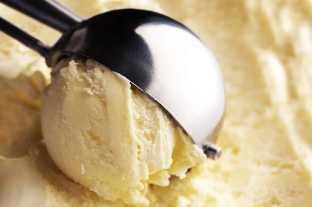 Esta receta de helado de vainilla casero sin nevera con solo 3 ingredientes es una de las más sencillas y deliciosas que existen.