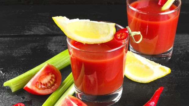 Jugo o jugo de tomate: una bebida refrescante para el verano