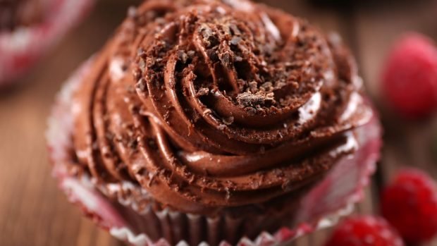 Cupcakes de chocolate y frambuesas, una receta dulce para toda la familia 2