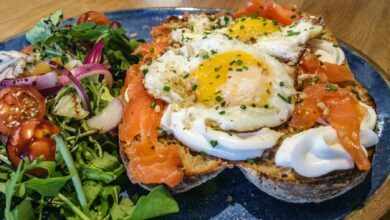 Cazuela de huevos con salmón, bayas y estragón 7