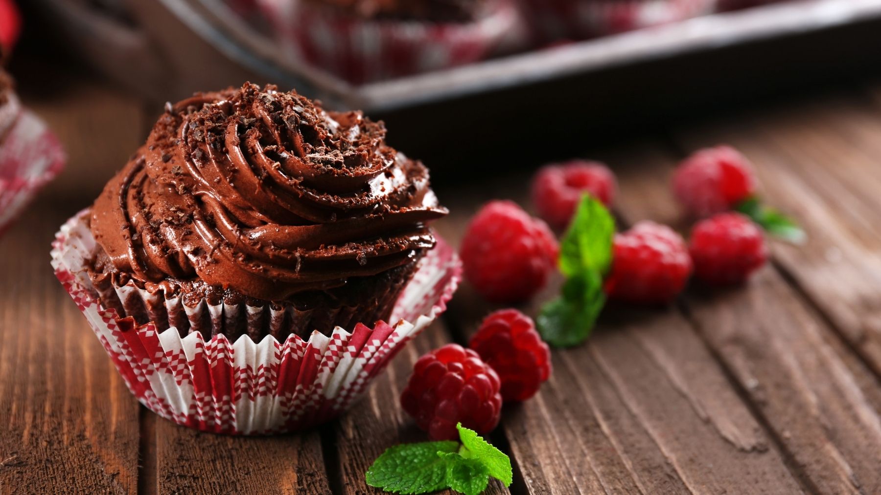 Cupcakes de chocolate y frambuesas, una receta dulce para toda la familia 5