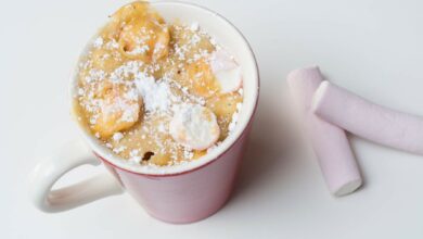 Pastel de tazón con plátano, leche de almendras y uvas pasas 4