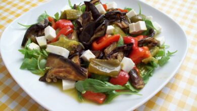 Ensalada de berenjena, tomates y queso, en capas 3