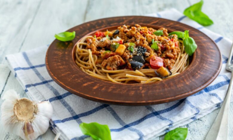 Espaguetis con salsa de berenjena, receta original y saludable de pasta 1
