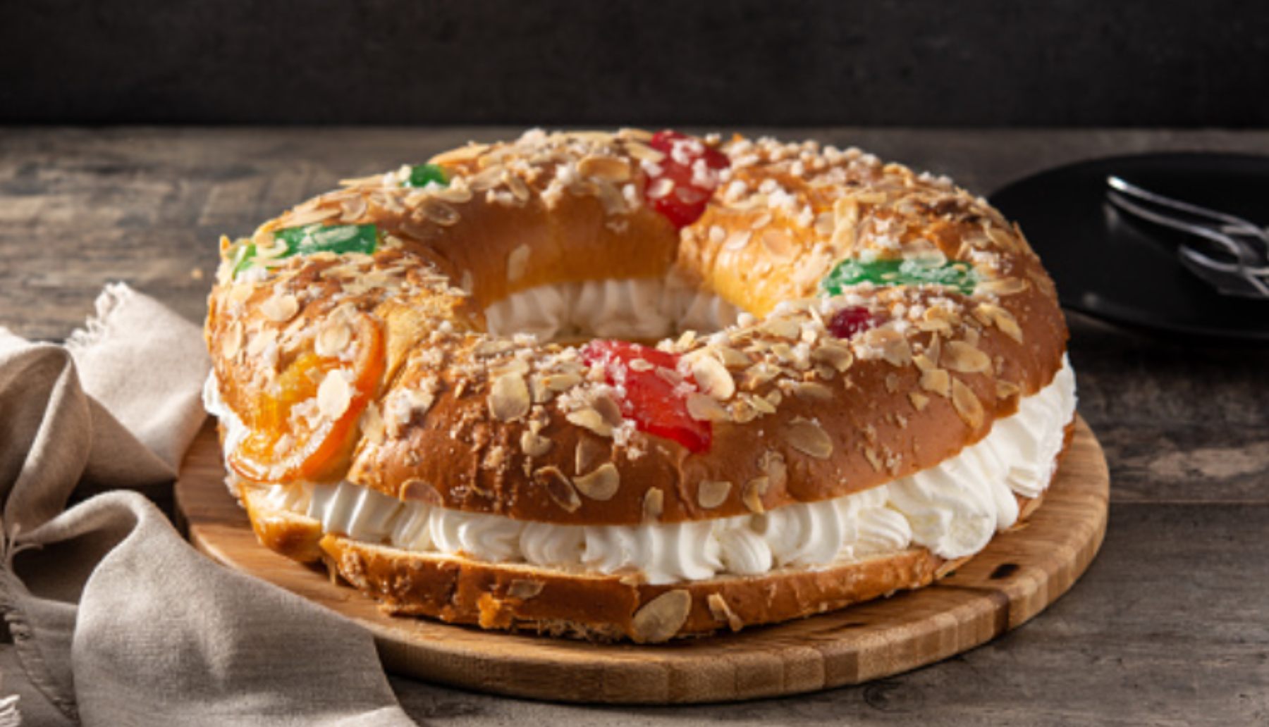 Receta fácil de roscón de Reyes casero relleno de nata 4