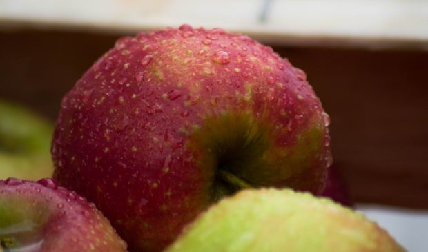 Manzanas al Horno con Avena y Nueces en el Microondas, Receta de Postre Sin Azúcar 