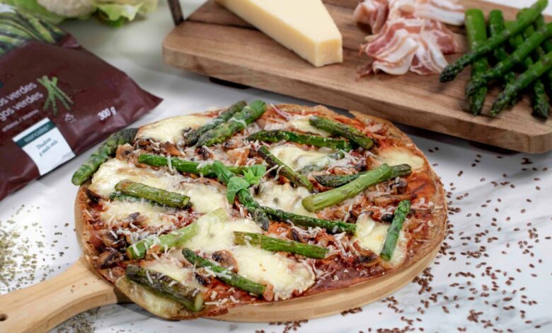 Pizza de coliflor con espárragos verdes, receta saludable y fácil de preparar 1