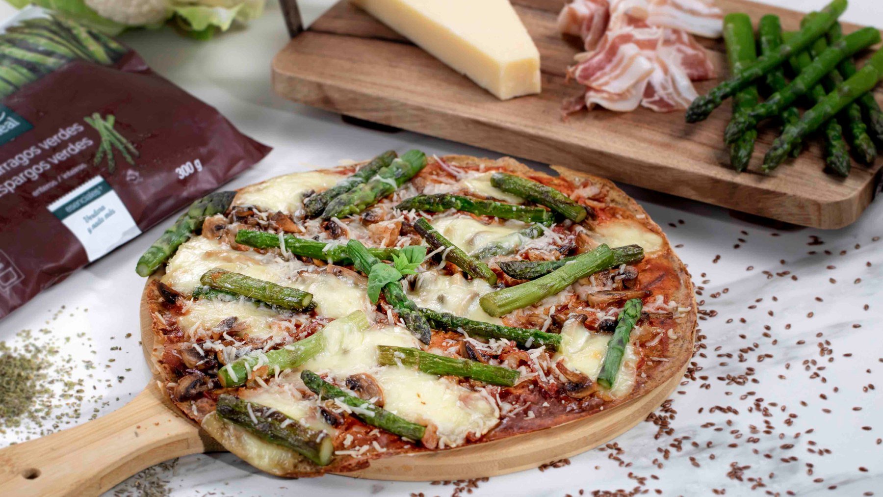 Pizza de coliflor con espárragos verdes, receta saludable y fácil de preparar 4
