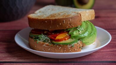 Bocadillo por capas, de queso de cabra tierno, tomate y aguacate 8