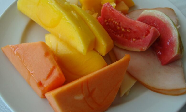 Receta de desayuno tropical de papaya, aguacate, jamón cocido 1