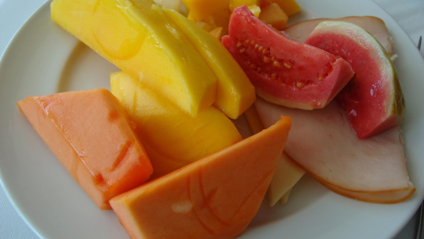 Receta de desayuno tropical de papaya, aguacate, jamón cocido 4