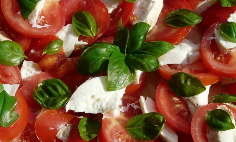 Ensalada de tomate, mozzarella y albahaca con aliño express: receta en 5 minutos 1