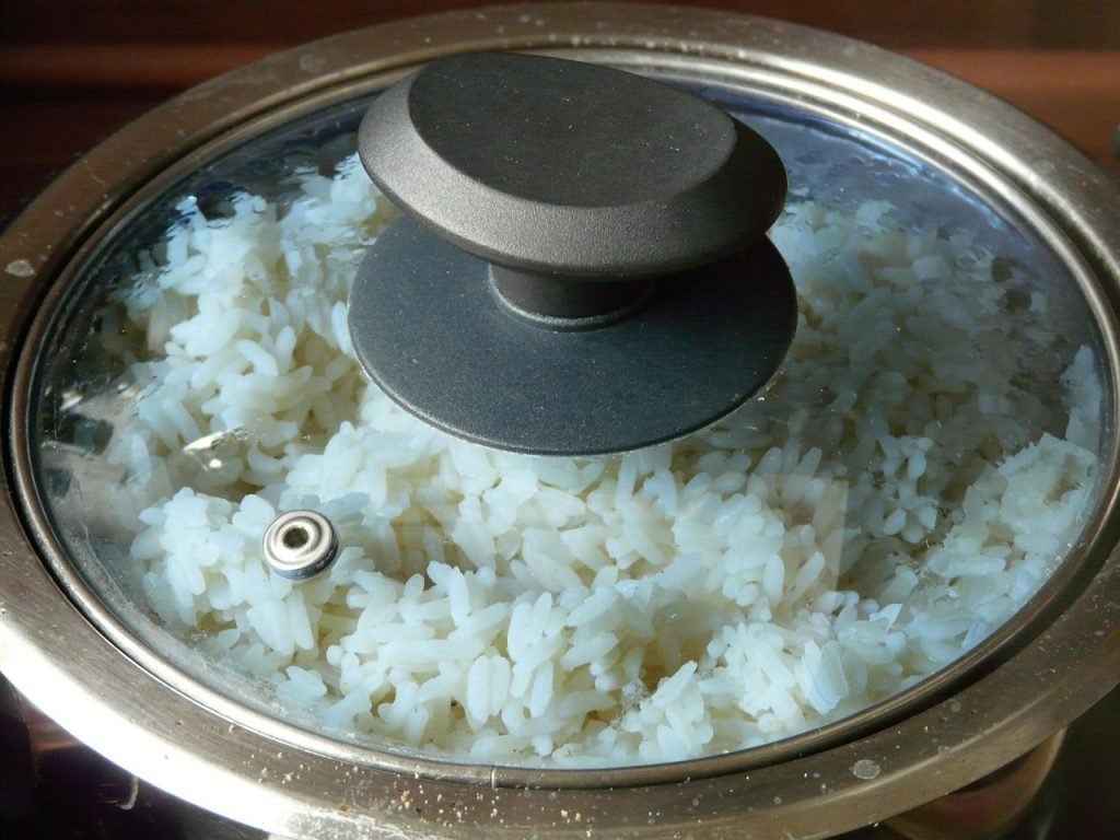 Cocinar arroz de forma tradicional podría no ser saludable