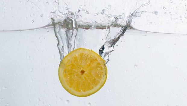 limon en agua