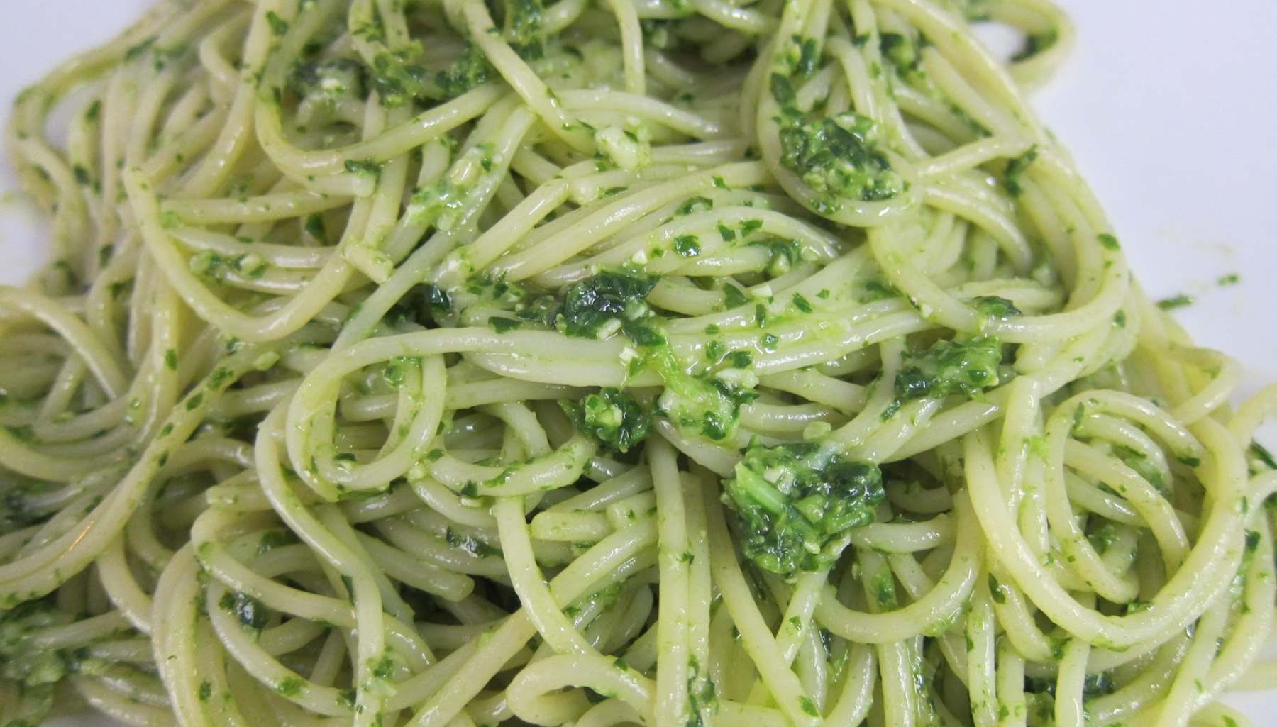 Espaguetis con pesto de verduras y estragón 4