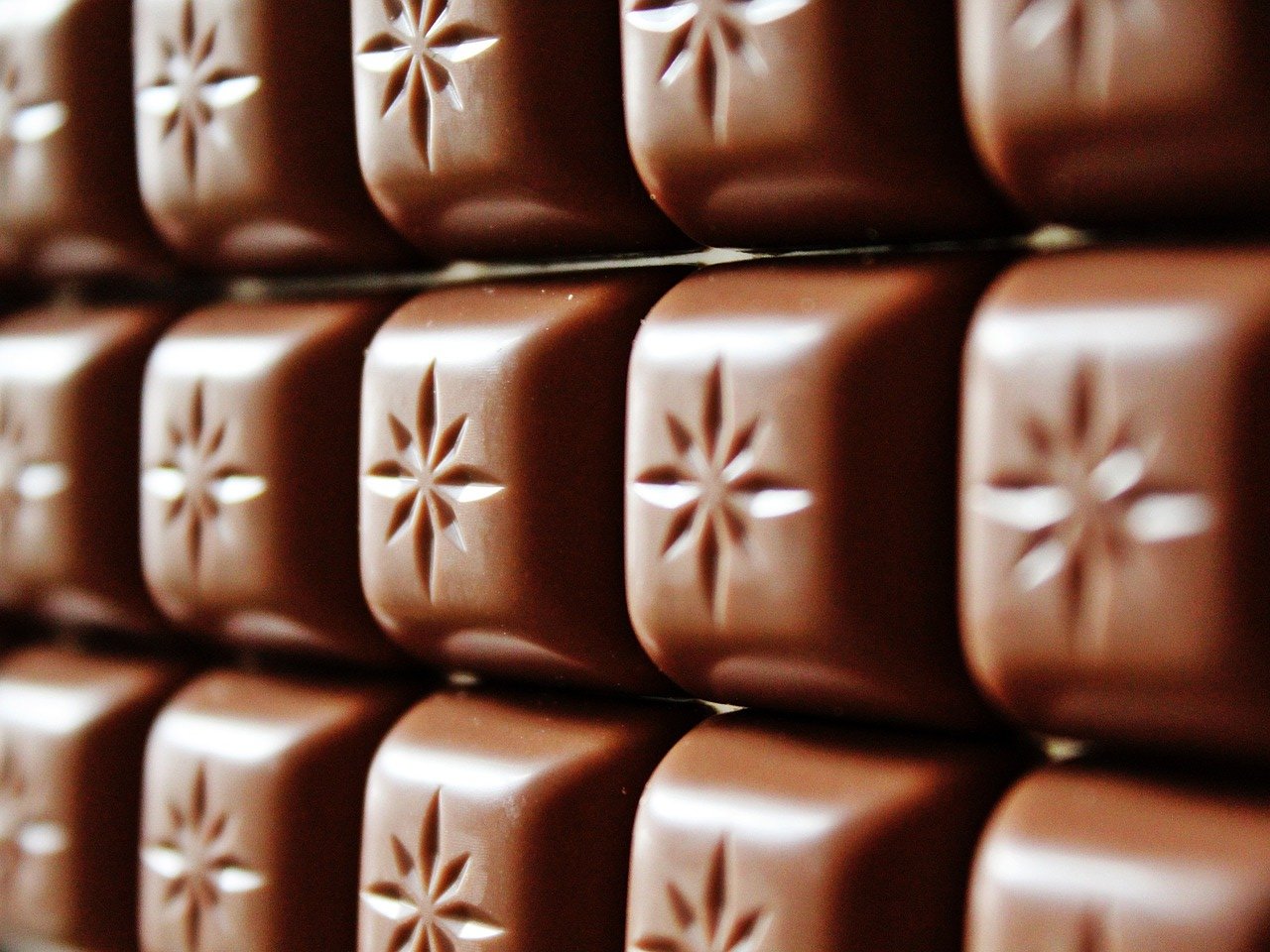 Beneficios del chocolate negro - chocolate con leche con mayor proporción de cacao (no oscuro)