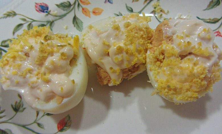 Huevos rellenos de marisco con mango y papaya, una receta diferente 1