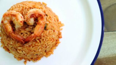 No te pierdas este pastel frío de arroz con gambas al ajillo y brotes tiernos 1