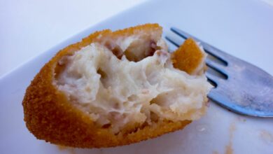 El truco para rebozar bien las croquetas y que no se te rompan al freírlas 7