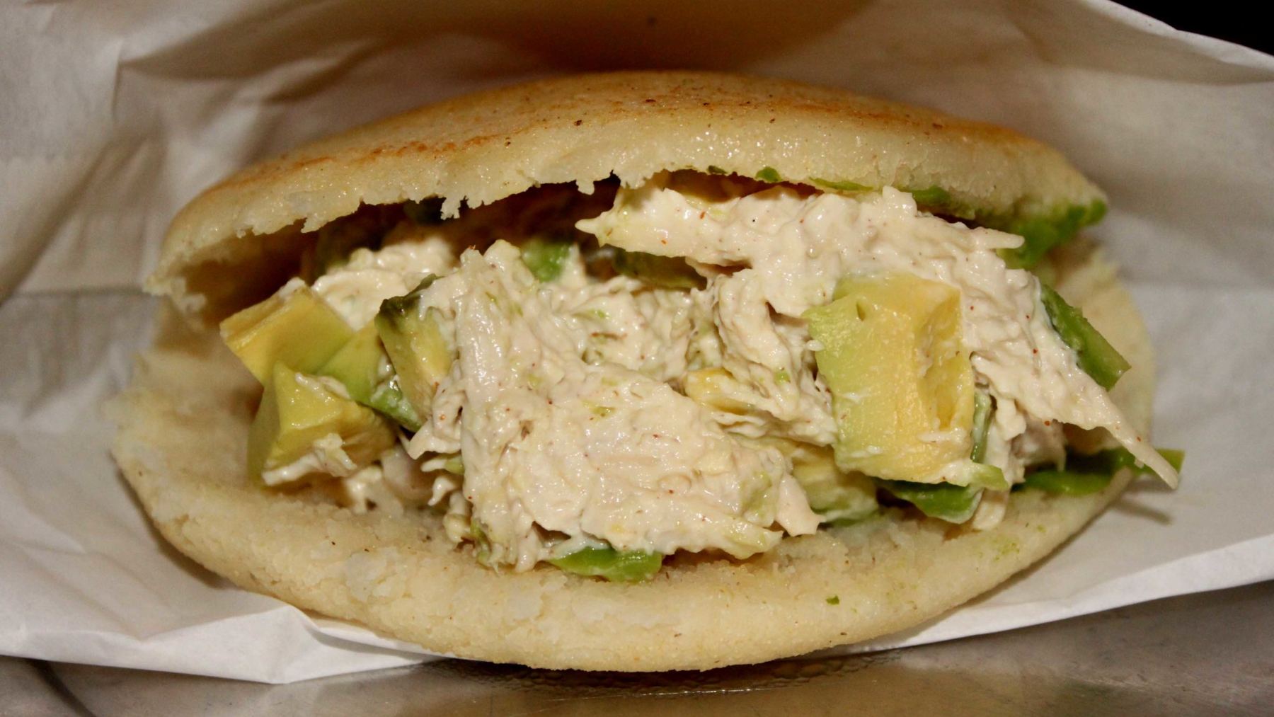 Sándwich de pollo asado, aguacate, y alioli casero 4