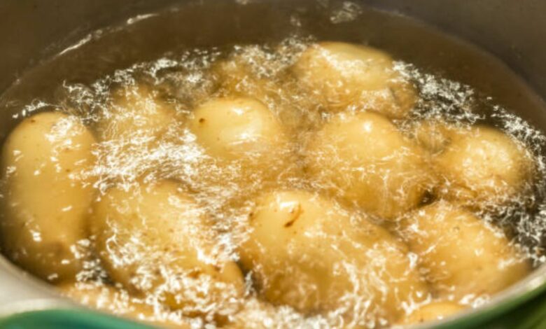 La curiosa razón por la que deberías hervir las patatas con un poco de vinagre 1