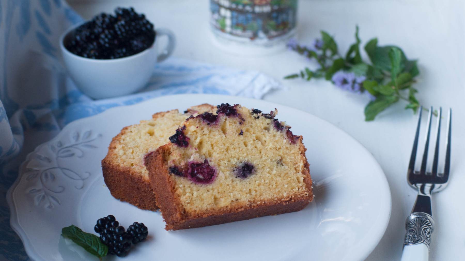 Rico bizcocho de queso ricotta y moras 4