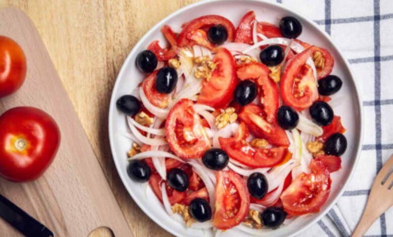 Los cocineros expertos revelan de una vez por todas qué tipo de tomate hay que echarle a la ensalada 1