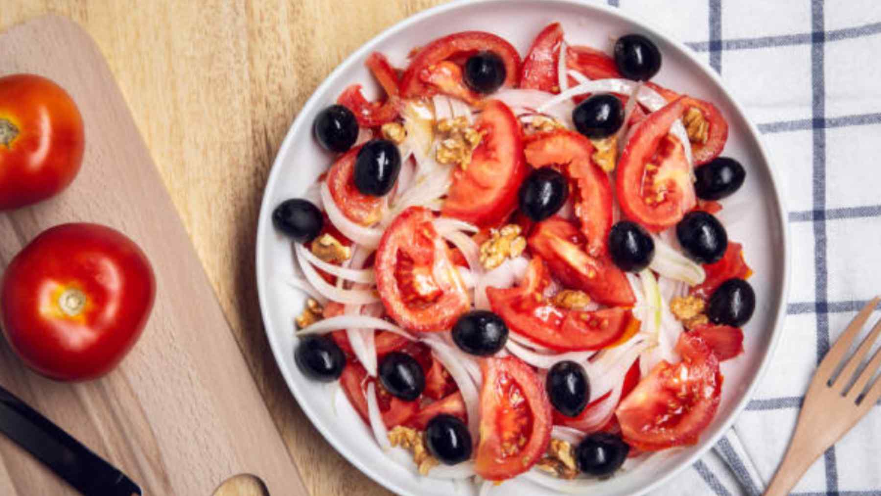 Los cocineros expertos revelan de una vez por todas qué tipo de tomate hay que echarle a la ensalada 4