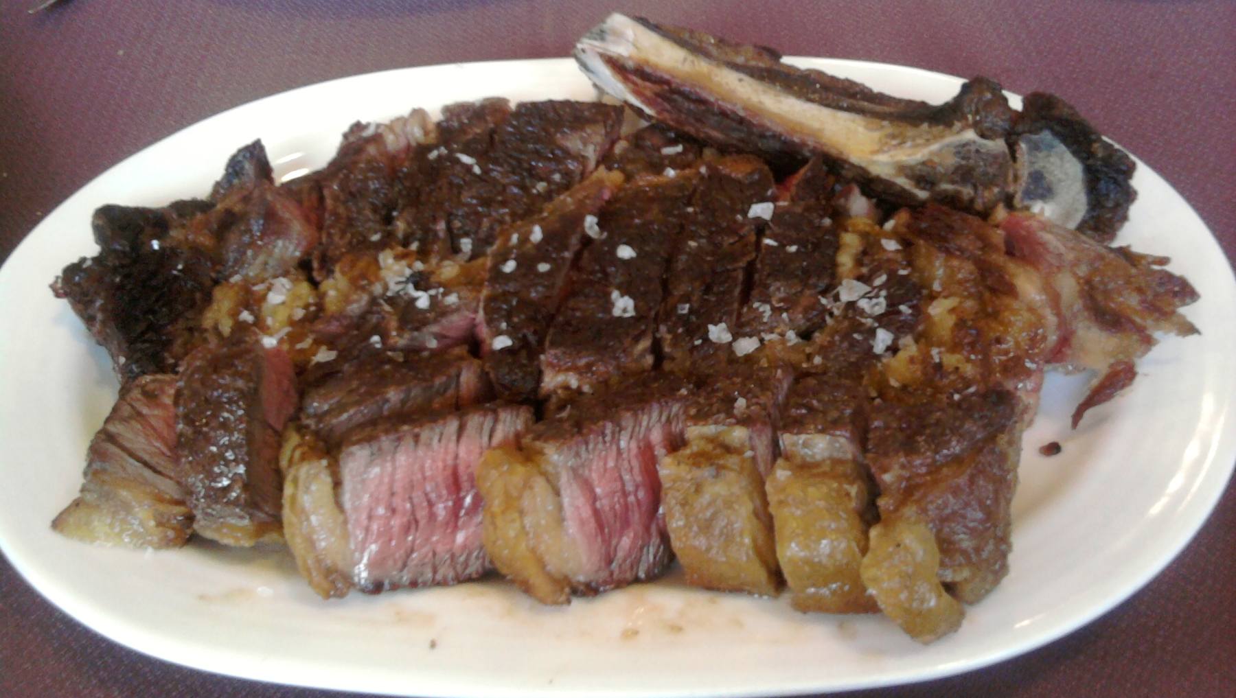 Chuletón de ternera con salsa de tomate y albahaca 4