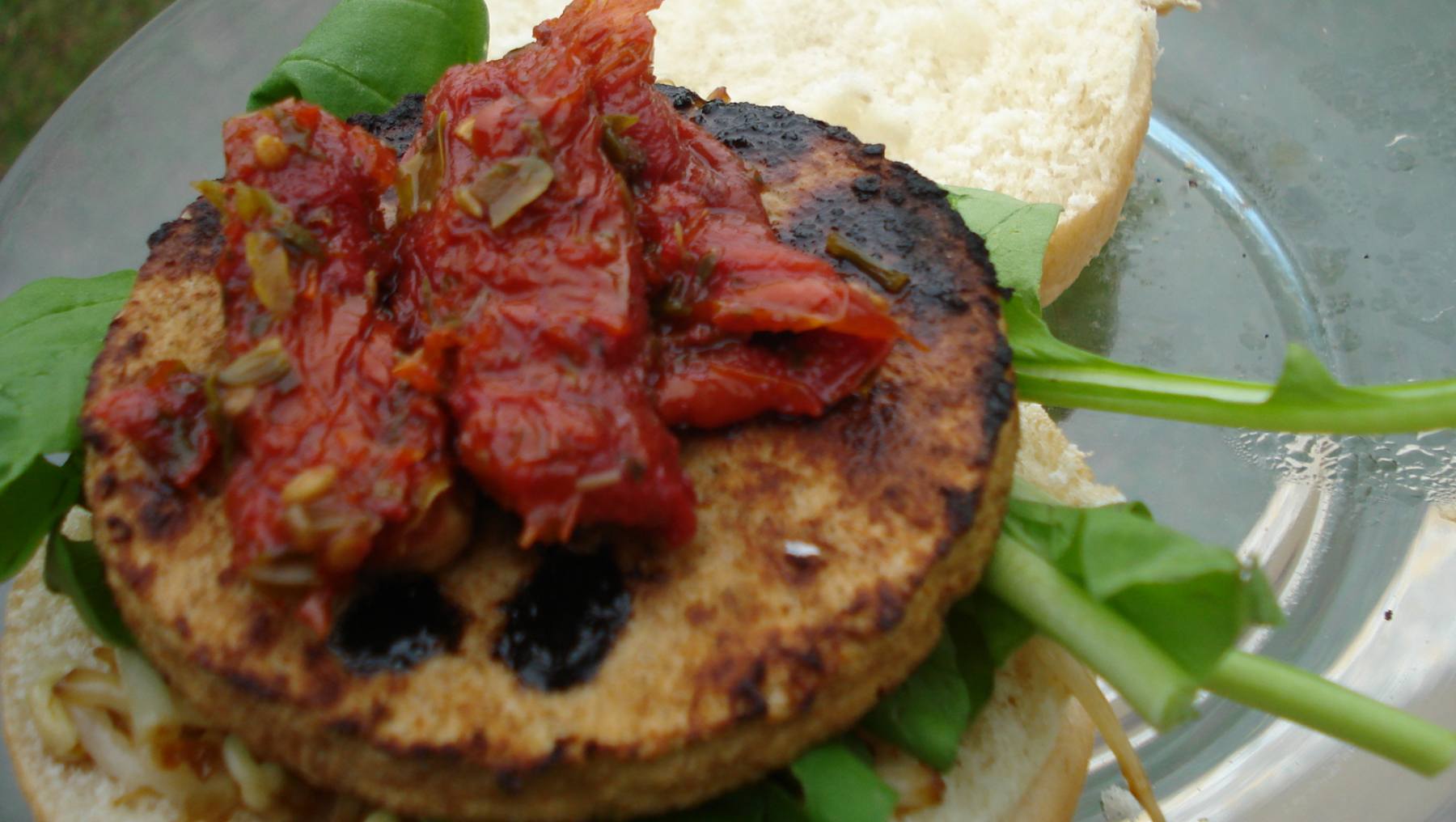 Hamburguesa de seitán con ensalada 4